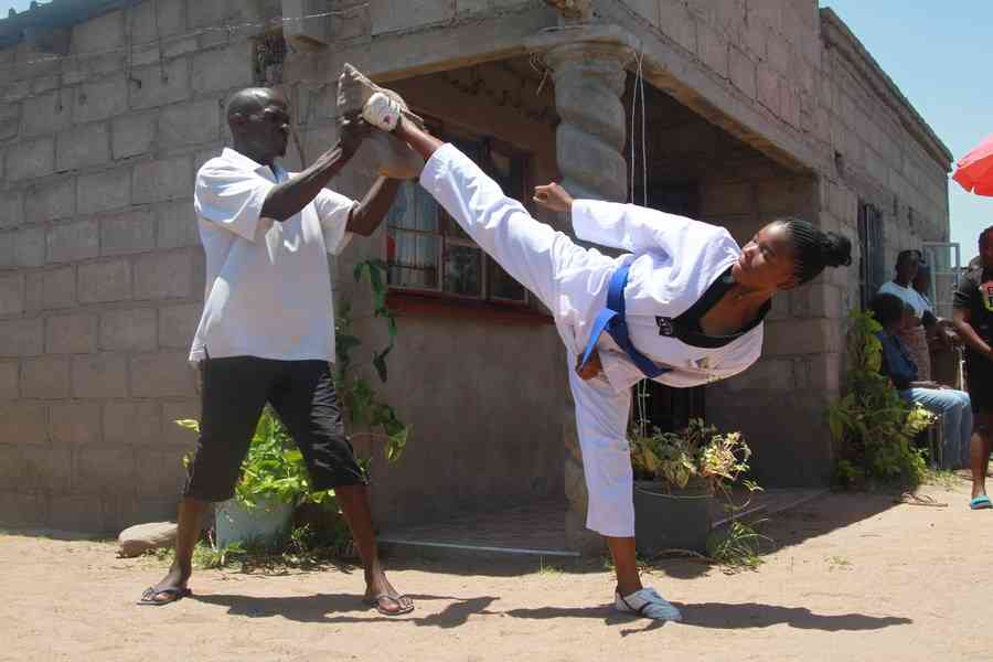 Zim female karatekas in Japanese test